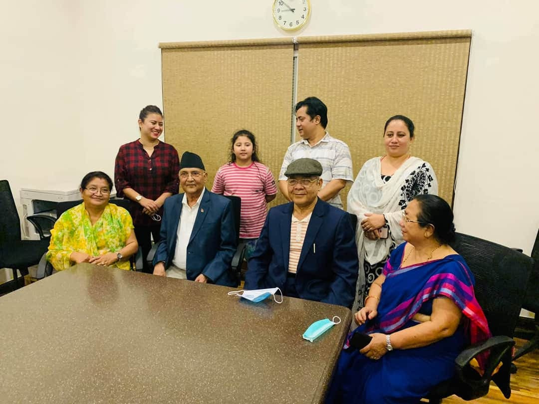 प्रधानमन्त्री ओली  नेता गौतमको निवासमा, पार्टी विवादबारे छलफल हुँदै