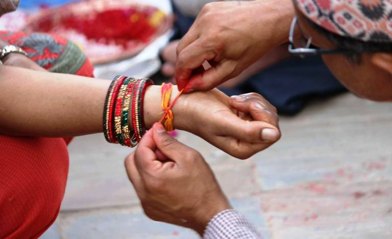 रक्षाबन्धनमा घरघर गएर डोरो बाँध्न रोक