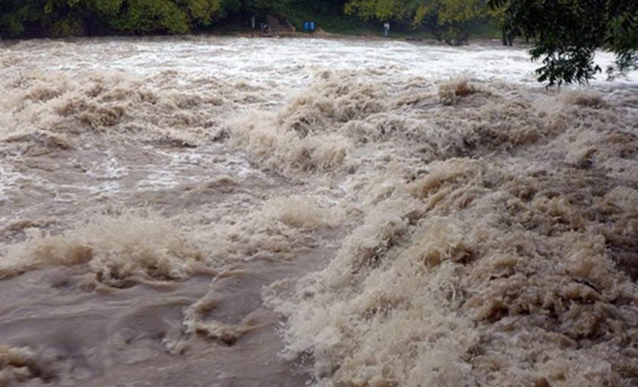 कर्णालीमा पानीको बहाव बढ्यो, स्थानीय त्रसित