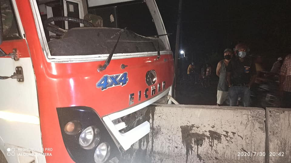 डिभाइडरमा बस ठोक्किँदा एक यात्रुको मृत्यु, चार घाइते