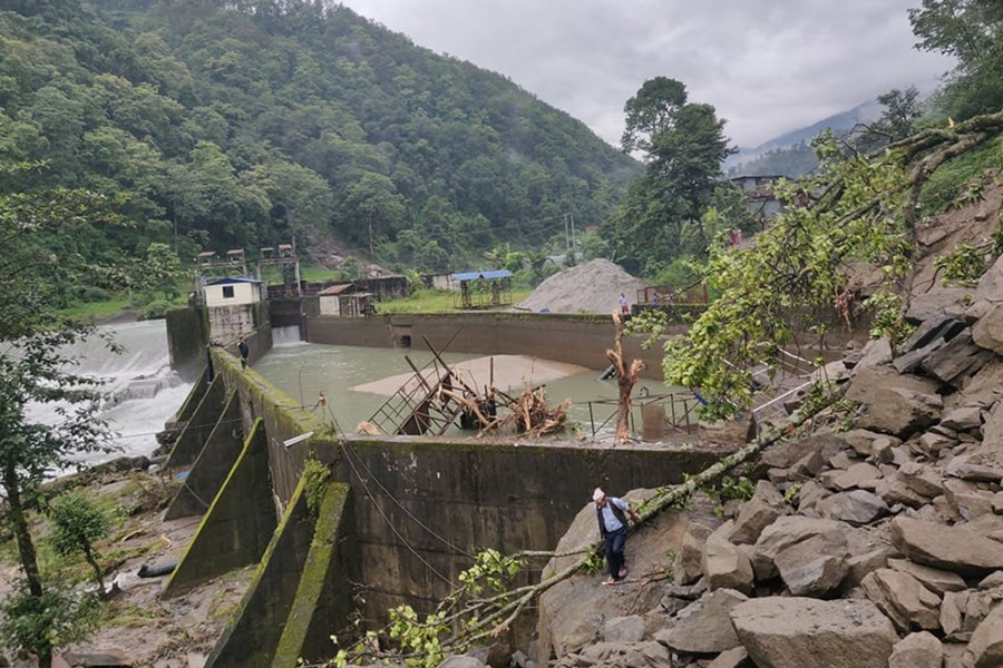 जलविद्युत् आयोजनामा पहिरो, मानव बस्तीसमेत जोखिममा