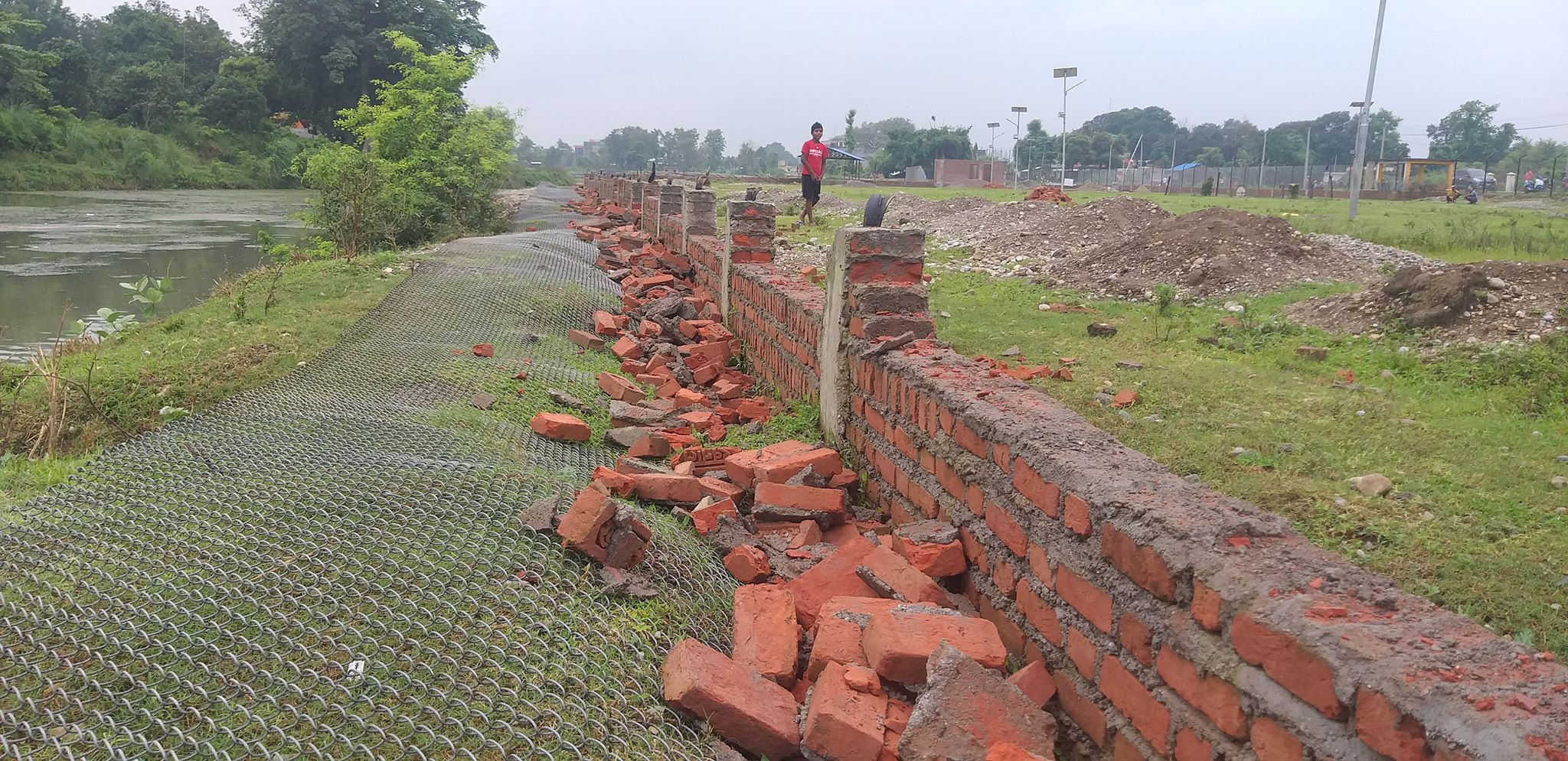 दर्बाहको संरचना तोडफोड गरिँदा प्रहरी मुकदर्शक, जनप्रतिनिधिले मागे रुपन्देही प्रजिअ र प्रहरी प्रमुखको राजीनामा