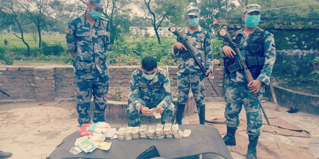 सशस्त्र प्रहरीद्वारा २४ लाख ५० हजार भारु बरामद
