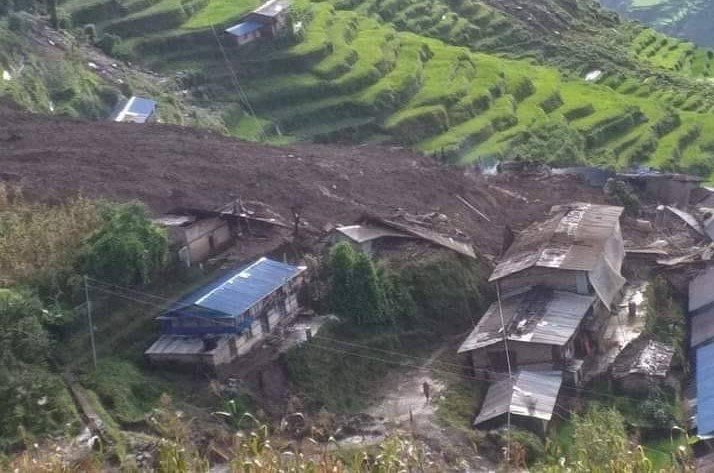 सिन्धुपाल्चोक :  विकट गाउँमा पहिरो, ठूलो क्षतिको आशंका