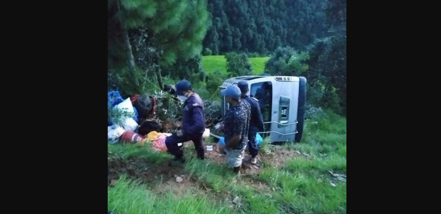 १७ जना यात्रु बोकेर दार्चुला जाँदै गरेको हाइस बैतडीमा पल्टियो