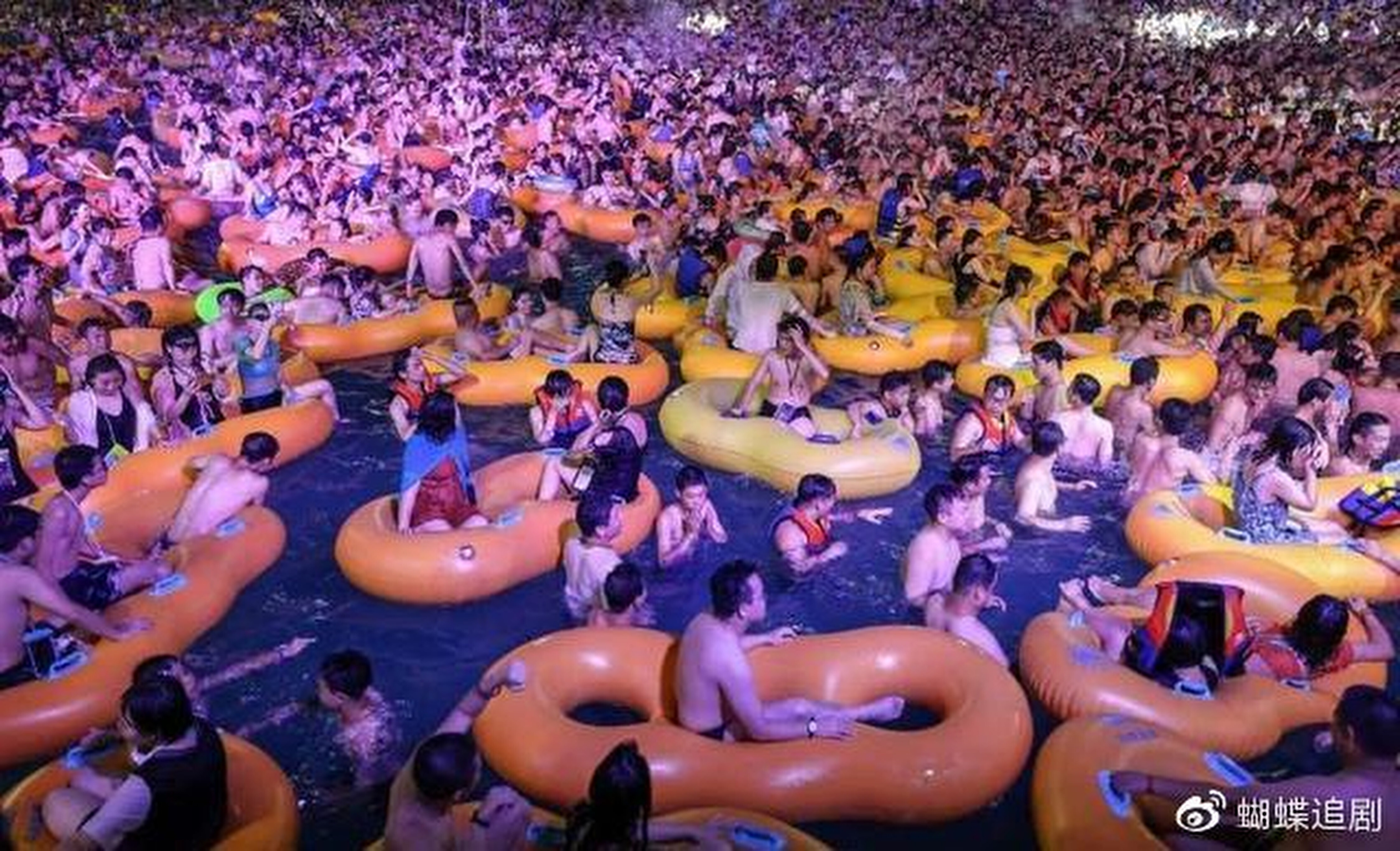 वुहानको वाटर पार्कमा हजारौंंले गरे पार्टी, न मास्क, न त स्यानिटाइजर