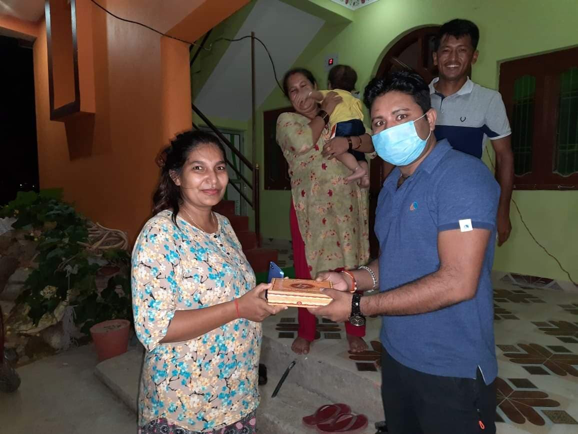 भैरहवा ग्रिनसिटीका महिला सदस्यलाई घरमै तीज उपहार