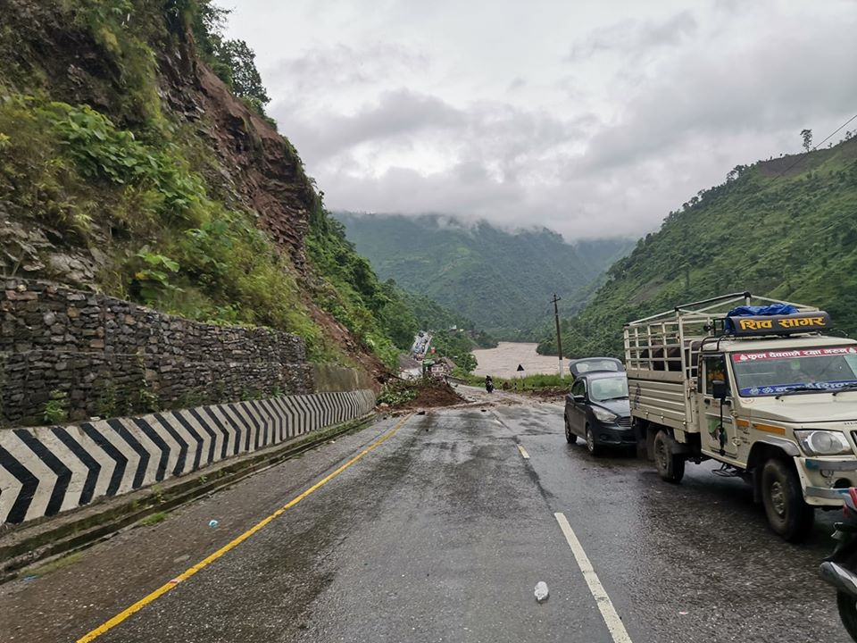नारायणगढ–मुग्लिन सडक खण्ड  : क्षतिपूर्ति नदिँदा पुल निर्माणमा ढिलाइ