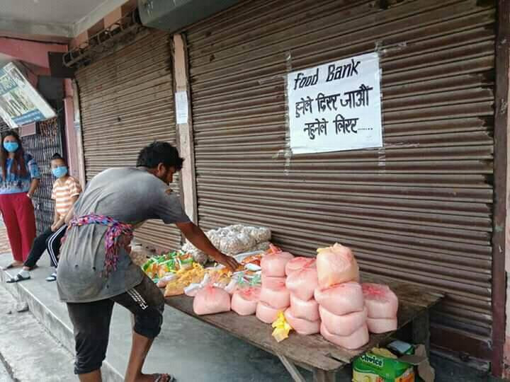 केराबारीको फुड बैंक : हुनेले दिने, नहुनेले लाने
