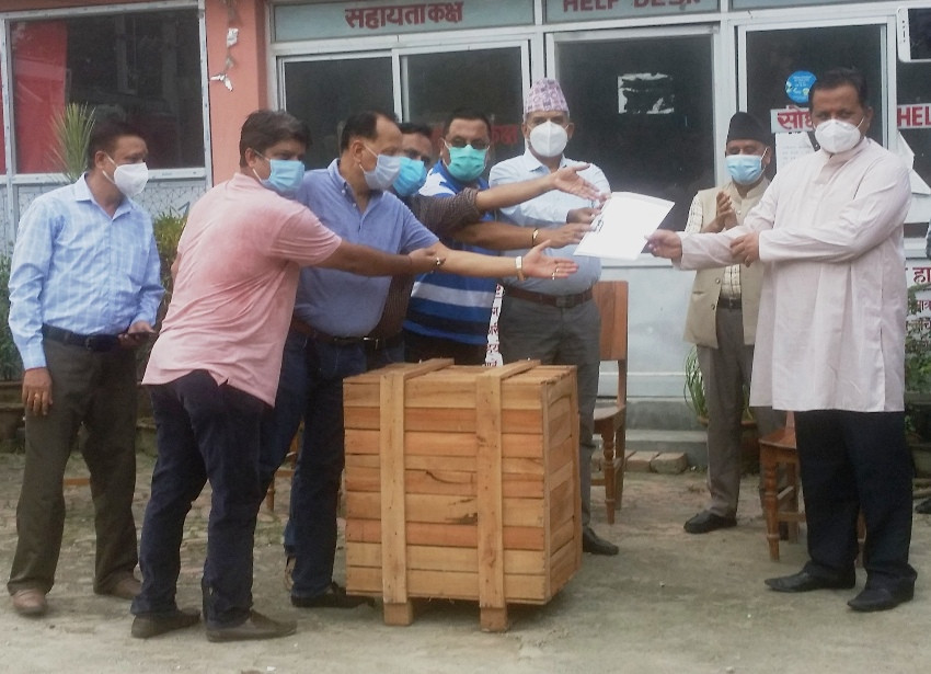 विराटनगर महानगरद्वारा कोशी अस्पताललाई पीसीआर मेसिन हस्तान्तरण