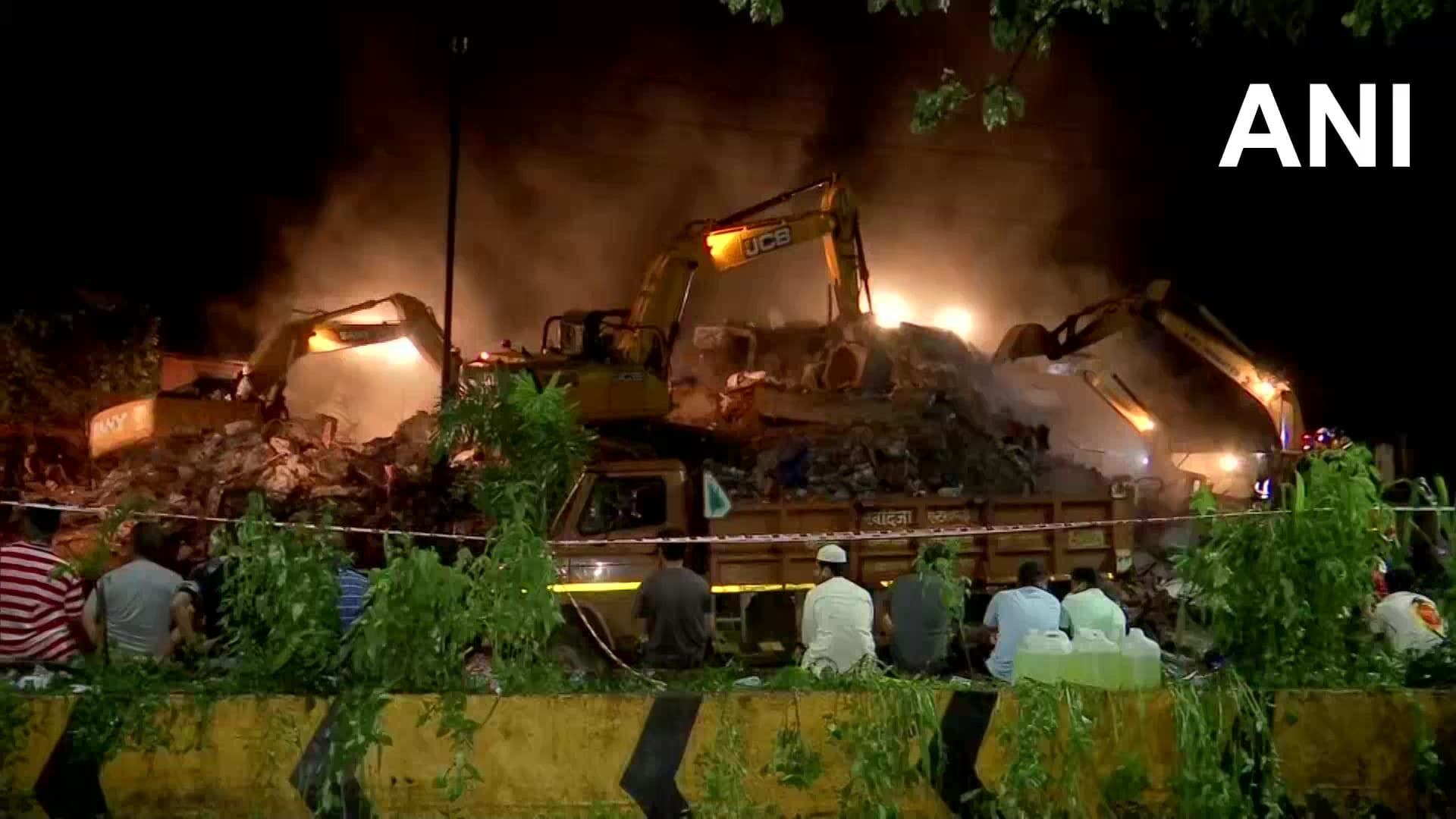 भारतको महाराष्ट्रमा ५ तल्ले घर भत्किँदा ९० जना पुरिए