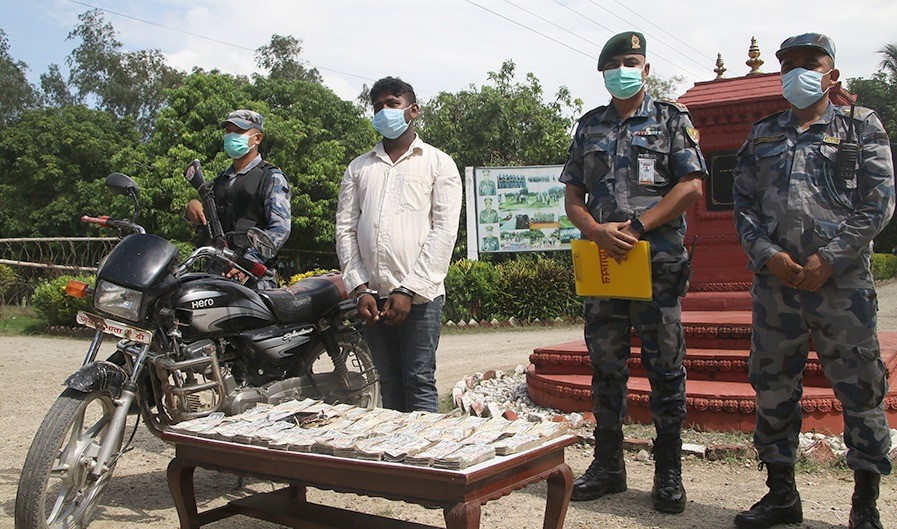 स्रोत नखुलको साढे २८ लाखसहित एक पक्राउ