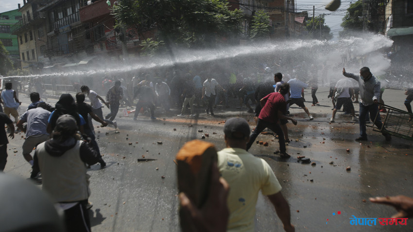 स्थानीयवासी र प्रहरीबीच झडप भएपछि रोकियो रथ यात्रा (तस्बिरहरू)