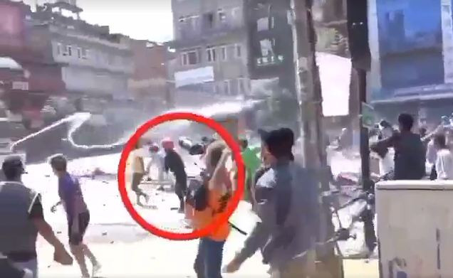 पत्रकारको ज्याकेट लगाएर प्रहरीलाई ढुंगा हान्ने पक्राउ