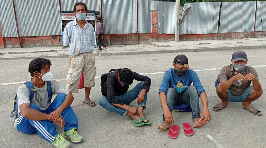 ‘हामी भोकै मर्दैछौं, सरकार सर्पलाई ७२ करोड खुवाउँदैछ’