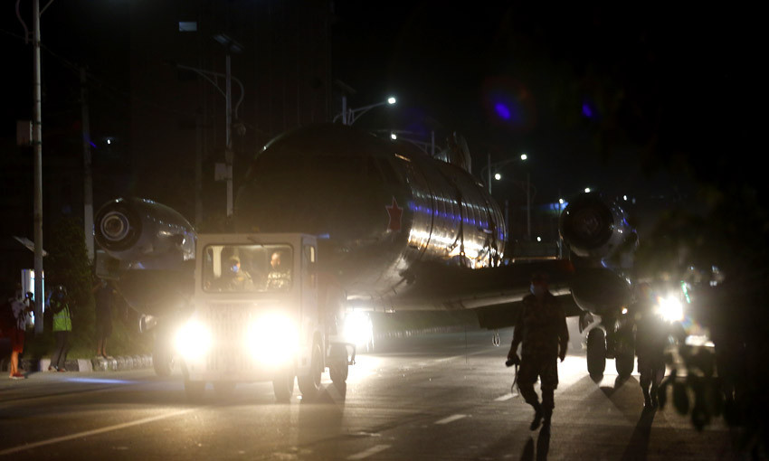 बडेमानकोे विमान काठमाडौंको सडकमा देखिएपछि (तस्बिरहरु)