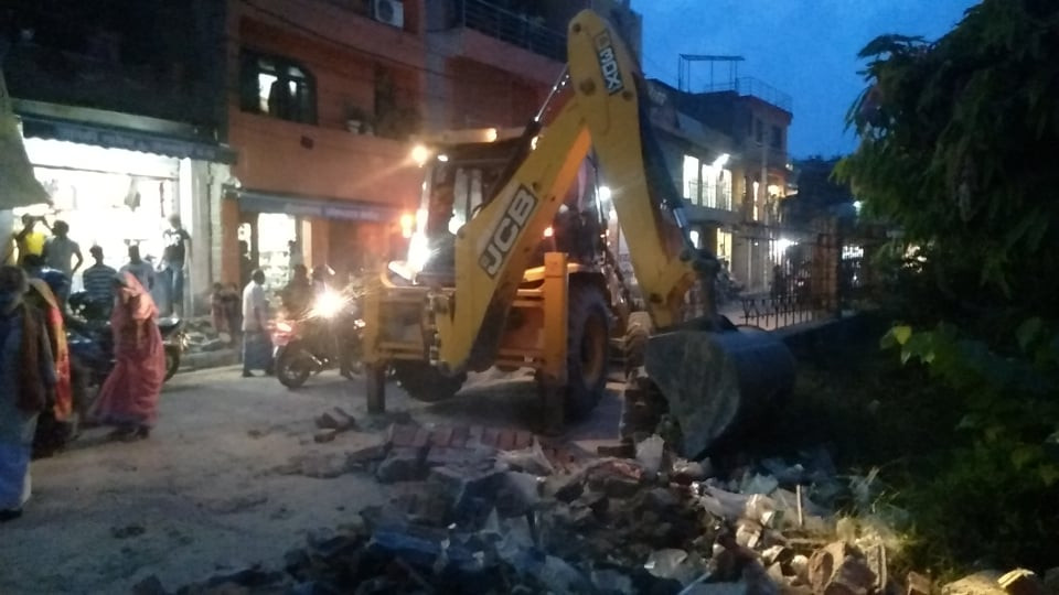 जानकी मन्दिर अतिक्रमण गरी बनेको पर्खाल भत्काइयो