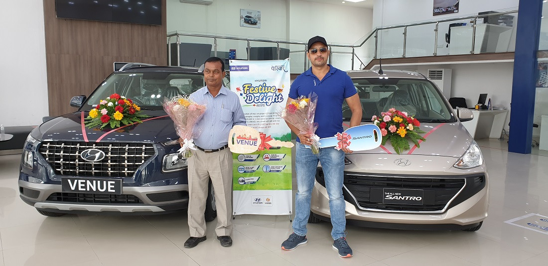 हुन्डाई फेष्टिभ डिलाइट २०७६ का बम्पर विजेतालाई पुरस्कार हस्तान्तरण