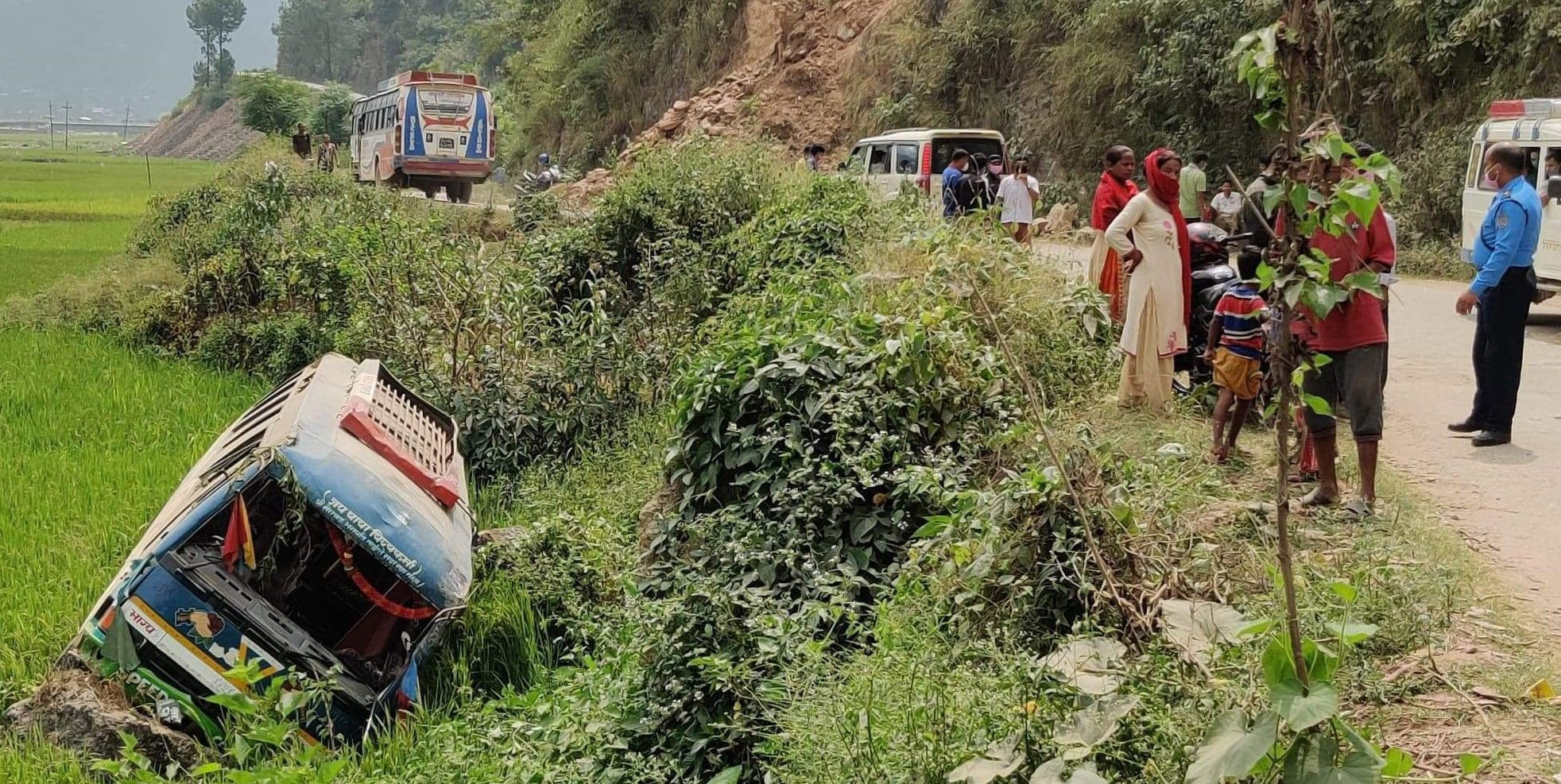 सल्यानमा बस दुर्घटना, १६ जना घाइते