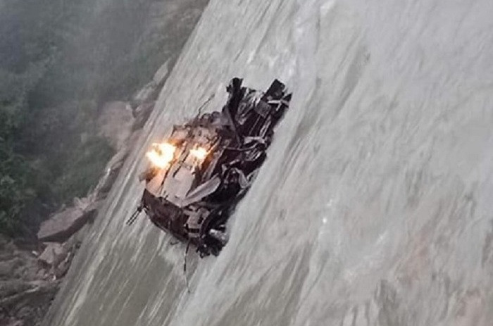 त्रिशूलीमा तेलको ट्याङ्कर खस्दा बेपत्ता भएका चालक र सहचालक सम्पर्कमा