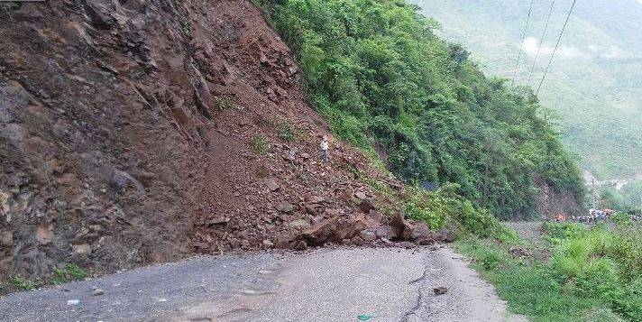 नारायणगढ–मुग्लिन र मुग्लिन–नौबिसे सडक एकतर्फी