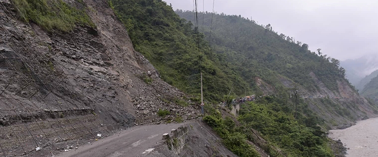 चार किलोमा पहिरोः नरायणगढ–मुग्लिन सडक खण्ड अबरुद्ध