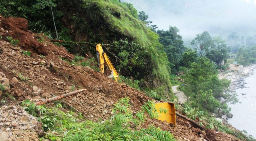 ललितपुरको भट्टेडाँडामा पहिरो : टिपर र मोटरसाइकल पुरिए