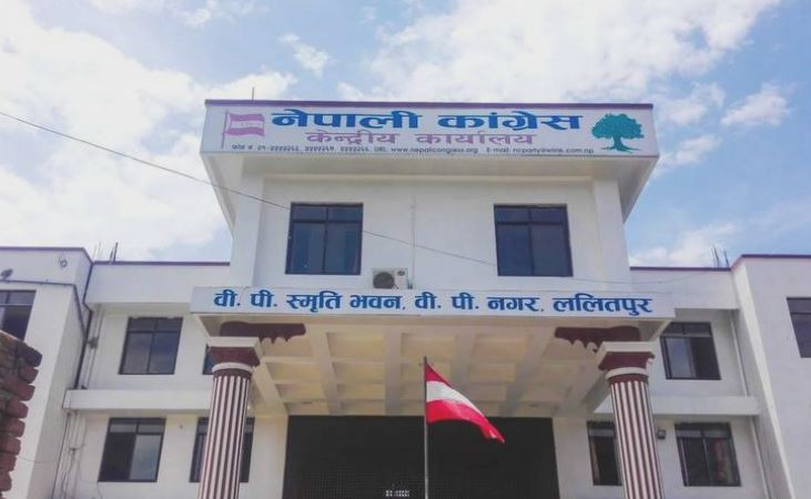 देउवाविरुद्व पौडेल समूहले पार्टी कार्यालयमा विरोधपत्र दर्ता गर्दै