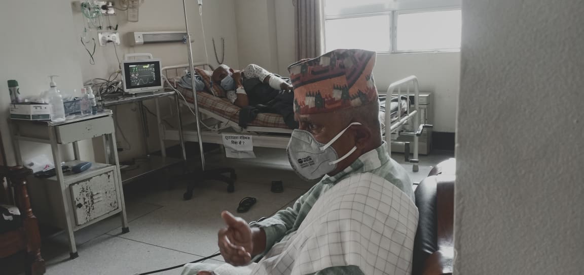 डा. केसीलाई भेटेर पूर्वराष्ट्रपति यादवले भने- सरकारले चाँडो वार्ता गरेर माग पूरा गरोस्