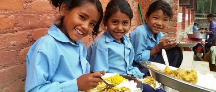 विद्यालय बन्द हुँदा बालबालिकालाई घरघरमै खाजा
