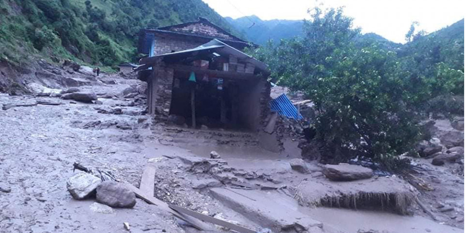 बागलुङ समाजद्वारा पहिरो पीडितलाई २५ लाख