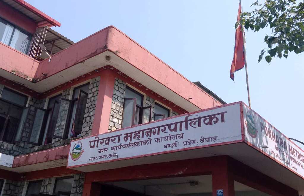कर्मचारीलाई कोरोना देखिएपछि पोखरा महानगरका अत्यावश्यक बाहेकका सेवा बन्द 
