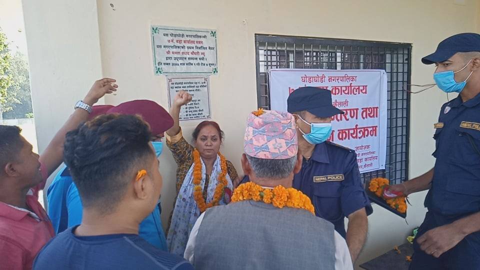 शिलालेखमा आफ्नो नाम नराखेको भन्दै तोडफोडमा उत्रिइन् उपप्रमुख 