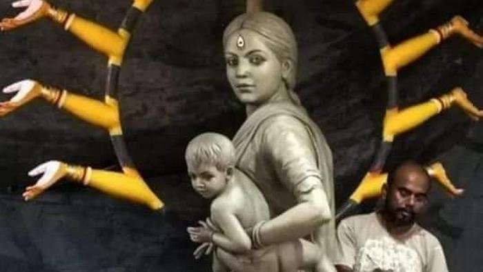 महिला श्रमिकको रुपमा दुर्गाको मूर्ति