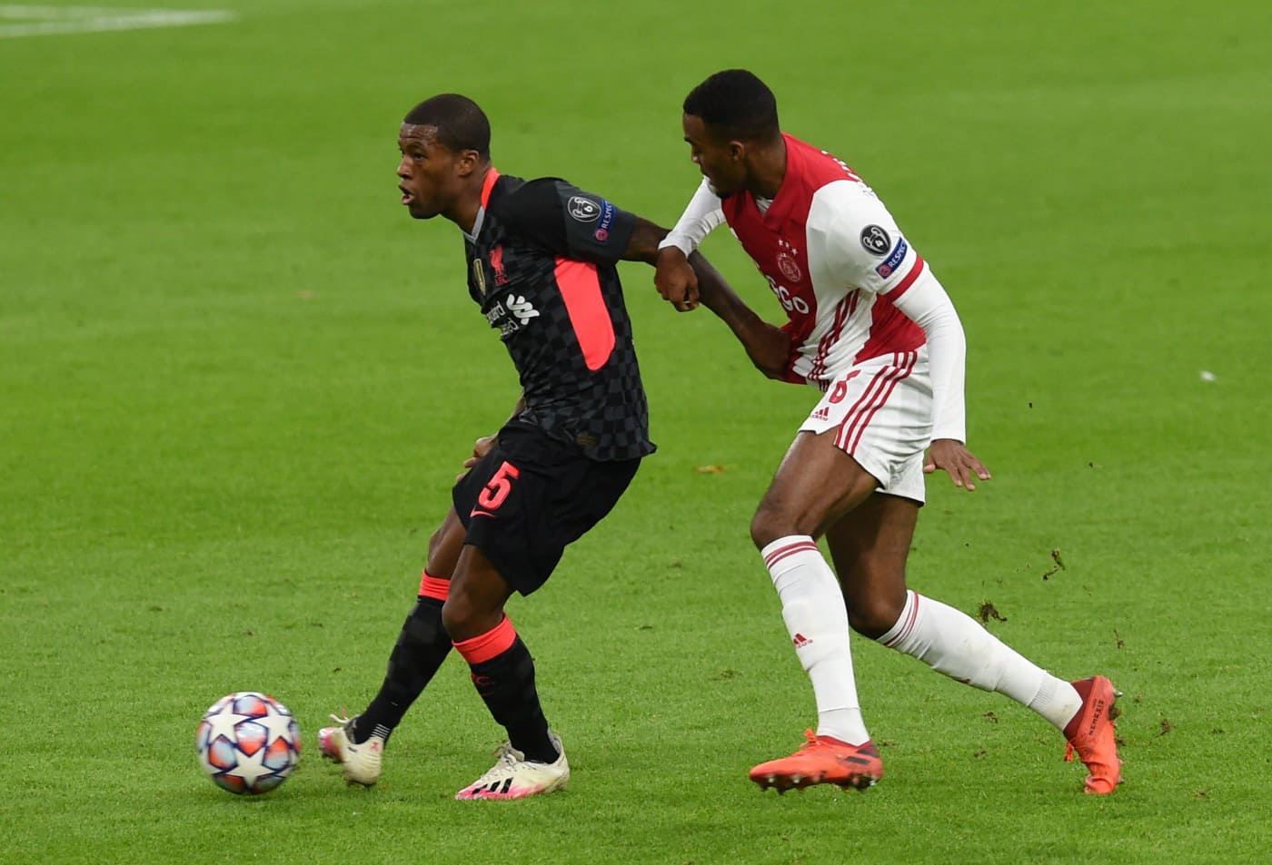 आयाक्सले आत्मघाती गोलले लिभरपुललाई दिलायो जित