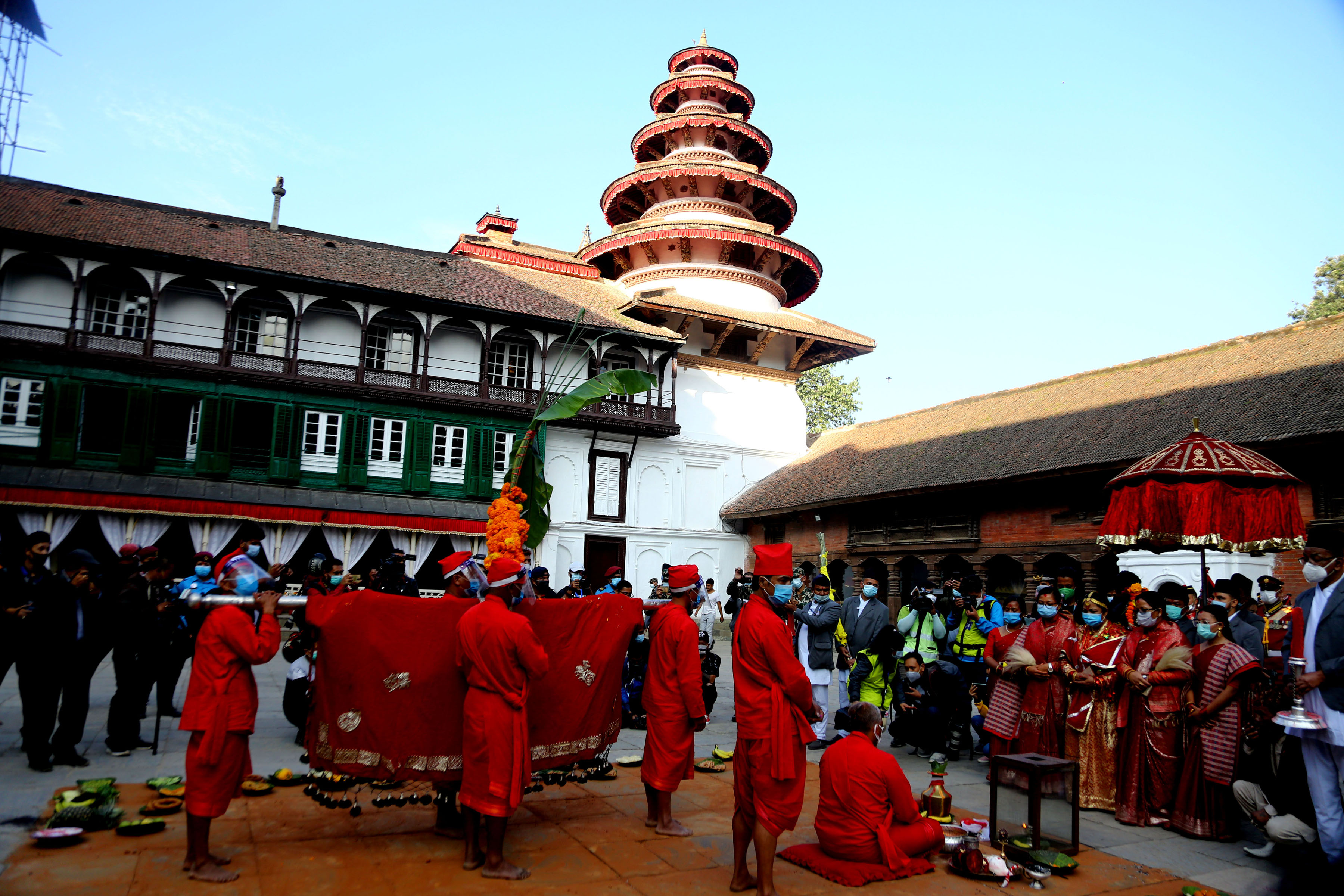 हनुमानढाेकामा भित्र्याइयो फूलपाती