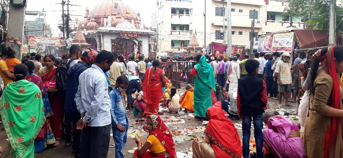 प्रशासनको निषेधाज्ञा तोडेर मन्दिर बाहिरै बली पूजा  