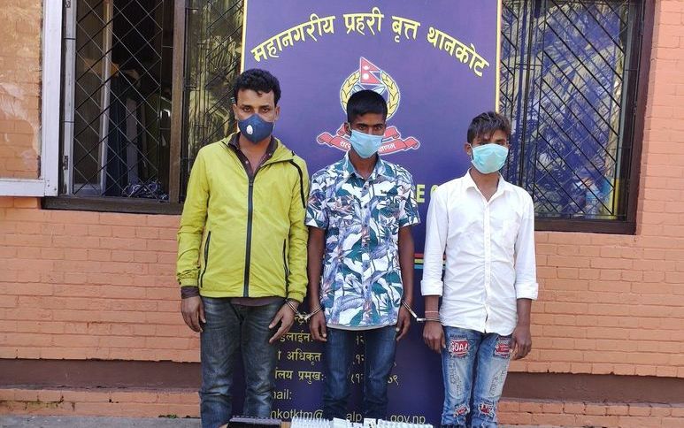 क्याबिनमा लुकाएर ल्याएको लागुऔषधसहित तीन जना पक्राउ