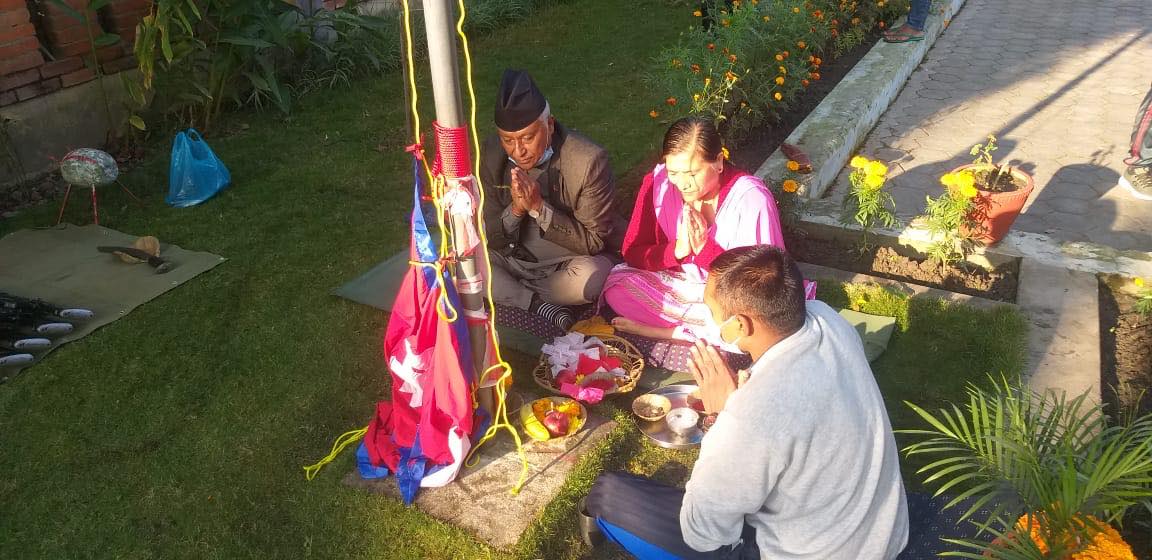 प्रधानमन्त्रीलाई सिकालीको प्रसाद हस्तान्तरण