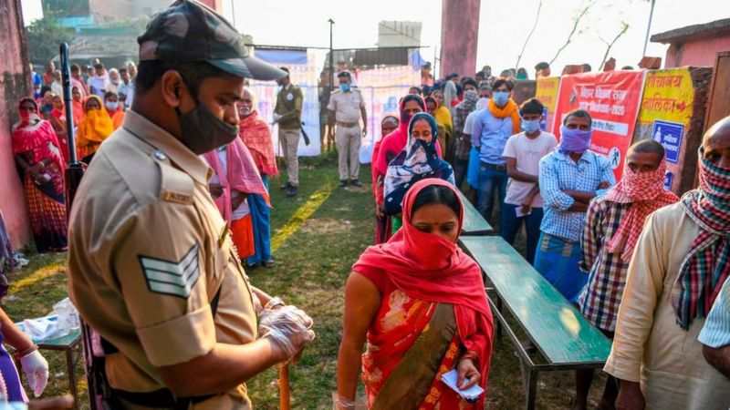 काेराेना महामारीबीच बिहारमा पहिलो चरणको मतदान सुरु