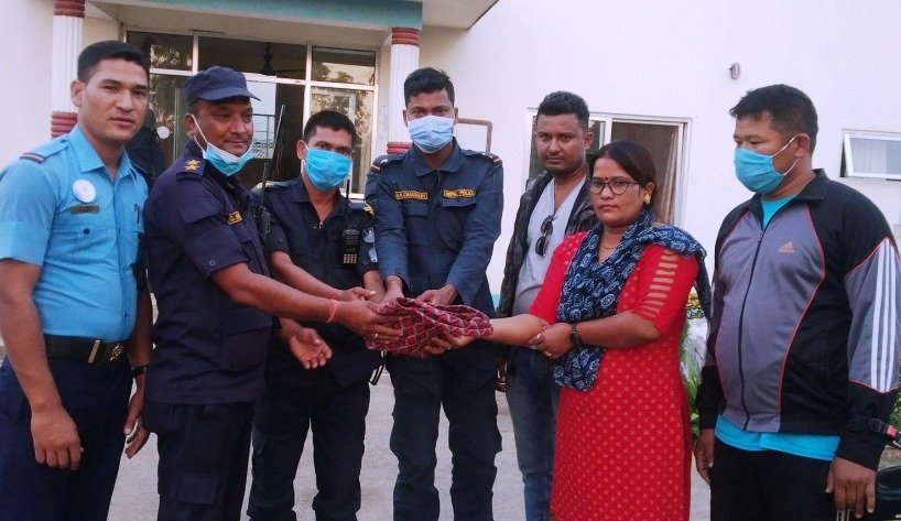 भेटाएको करिब एक लाख नगदसहित गहना सम्बन्धितलाई बुझाइयो 