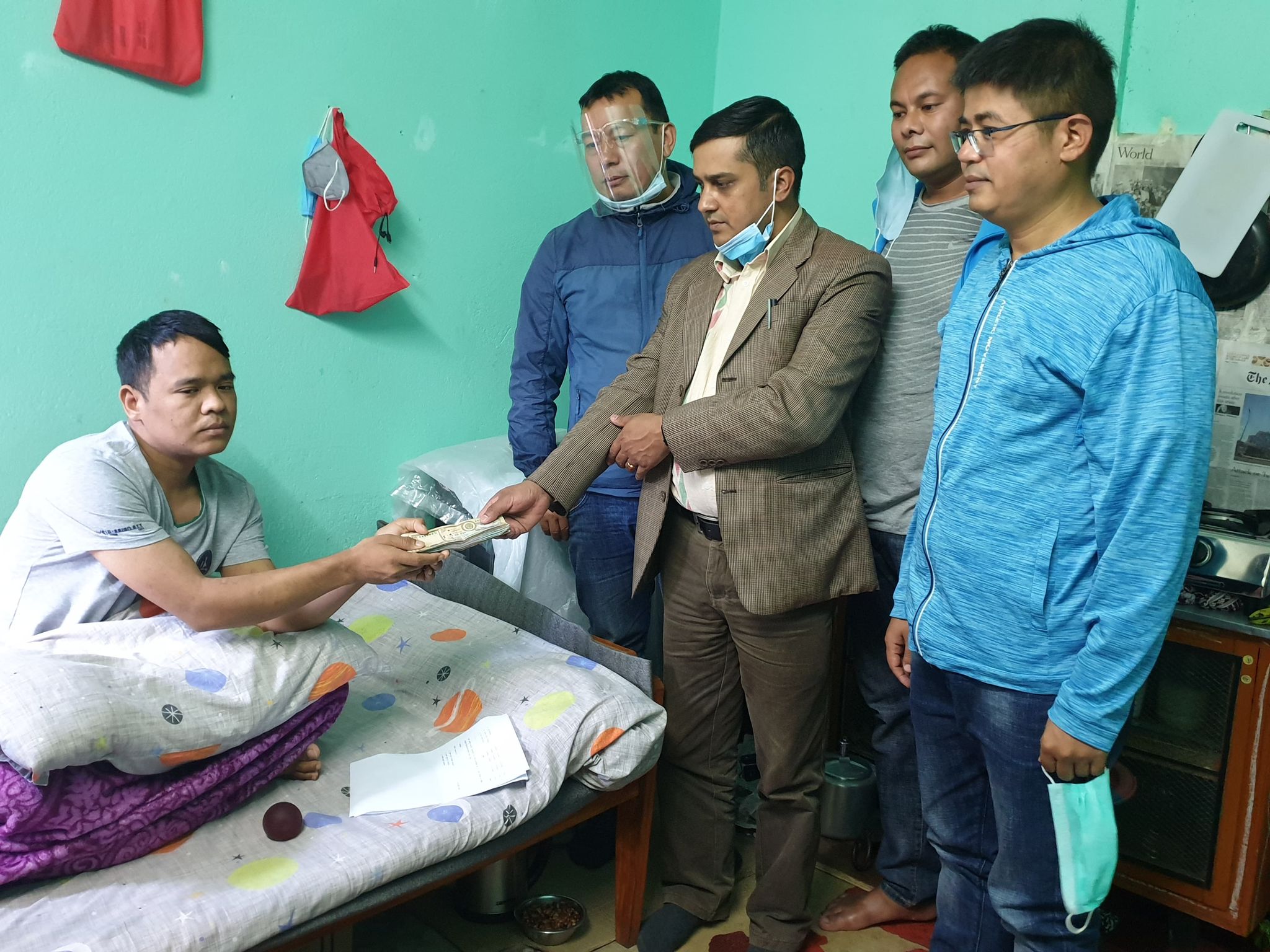 मिर्गौलाको उपचारका लागि सूर्यबहादुरलाई सघाउँदै हेलौंछाली, सहयोगका लागि आग्रह