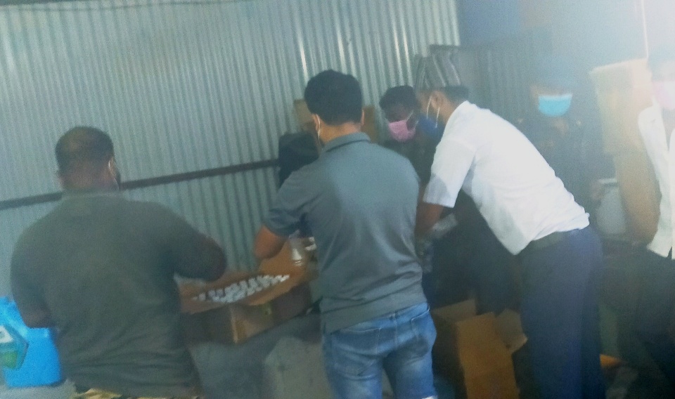 विराटनगरमा गुणस्तरहीन सेनिटाइजर नष्ट गरियो