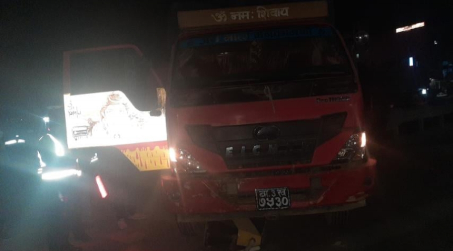 एकाबिहानै कलंकीमा दुईवटा ट्रक ठोक्किँदा ३ जनाको मृत्यु