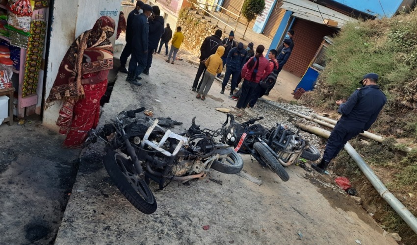 मध्य रातमा दुई मोटरसाइकलमा आगजनी