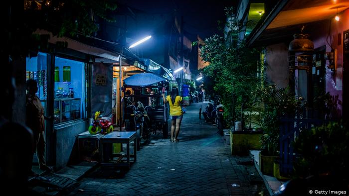 महामारीका कारण देह व्यापारकाे दलदलमा फस्दै किशोरी