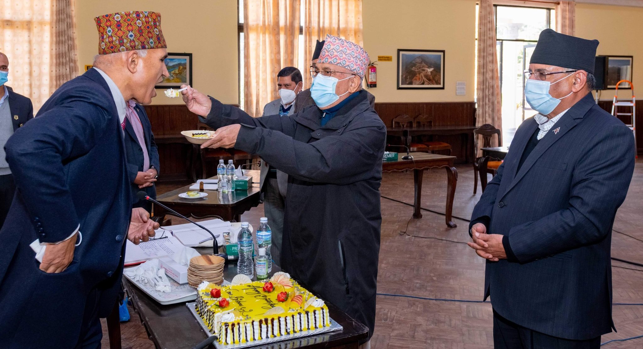 महासचिवलाई जन्मदिनको केक खुवाएर सुरु भयो नेकपा सचिवालय बैठक