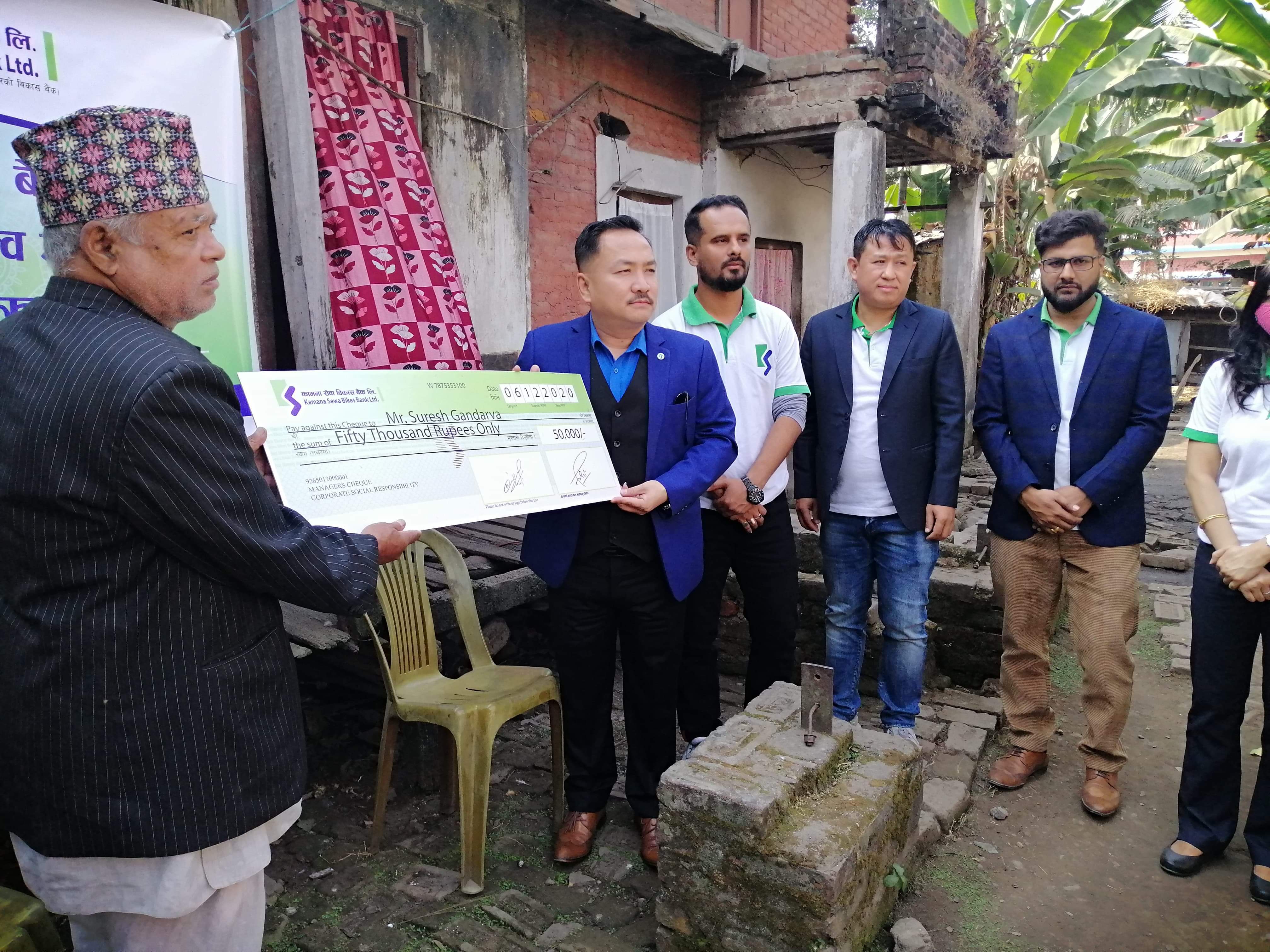 लोक गायक सुरेश गन्धर्वलाई कामना सेवा विकास बैंकको सहयोग