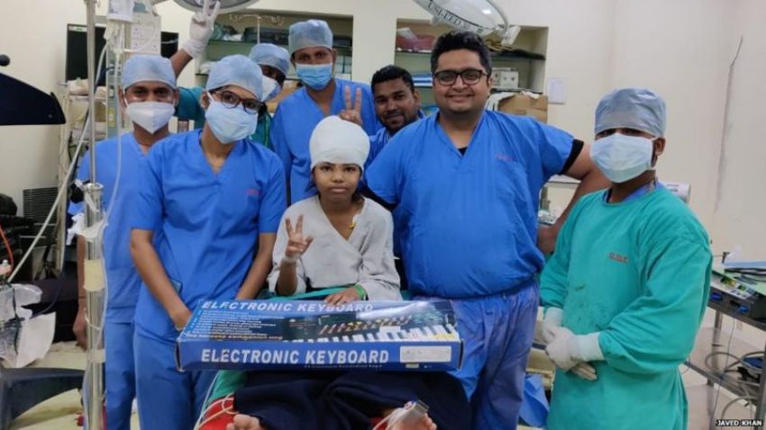 विश्वमै दुर्लभ अपरेसन : डाक्टरले अपरेसन गरिरहे, बच्चीले पियानो बजाइरहिन्