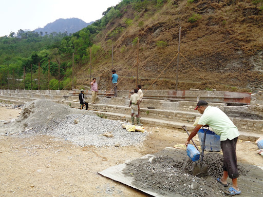 बेनीको खुल्ला मञ्च स्तरोन्नति अधुरै, मैदानमा ढुंगा र माटो 